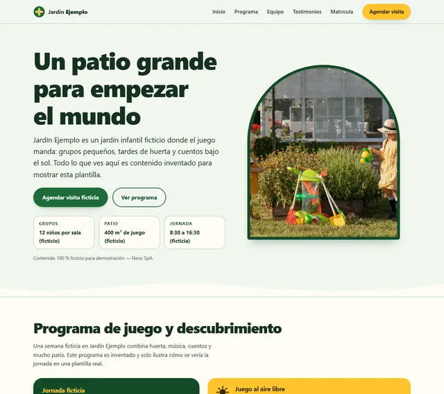 Landing de Jardín Ejemplo: portada verde clara con un patio con juegos, título «Un patio grande para empezar el mundo» y programa de la jornada.